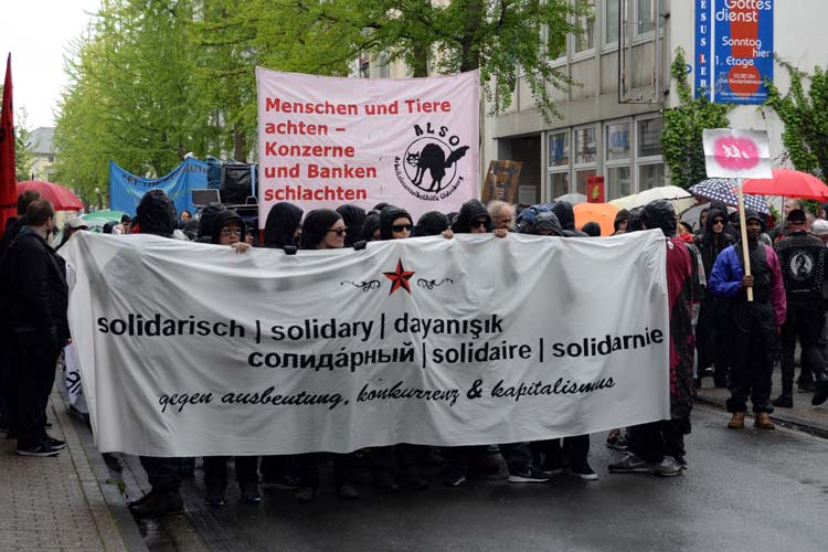 Bei der Autonomen-Demo am 1. Mai 2014 in Oldenburg wurde gegen Ausbeutung, Konkurrenz und Kapitalismus demonstriert.