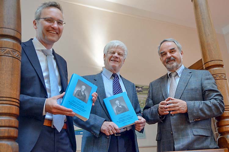 Verleger Florian Isensee, Dr. Bernd Müller und Landschaftspräsident Thomas Kossendey mit der neuen Publikation.