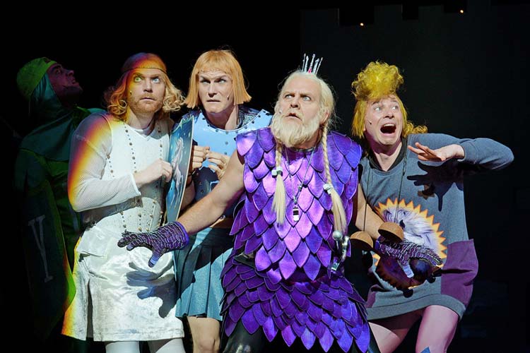 Monty Python's Spamalot – liebevoll aus dem Film Die Ritter der Kokosnuss zusammengeklaut – feierte seine Premiere im Oldenburgischen Staatstheater.