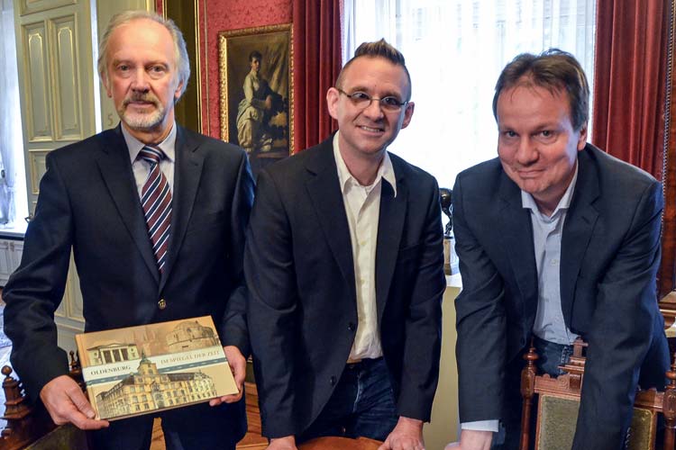 Dr. Martin Wein stellte zusammen mit dem Leiter des Stadtmuseums Dr. Andreas von Seggern und Bernd Geisler vom media Verlag seine Oldenburger Stadtchronik vor.