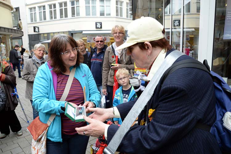 Eva Fackelmann übergab unter anderem eine Mundharmonika an Waldemar.