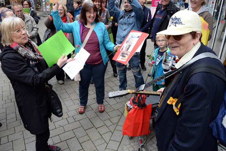 Hanna Seipelt und Eva Fackelmann ehrten Waldemar Weisskopf.