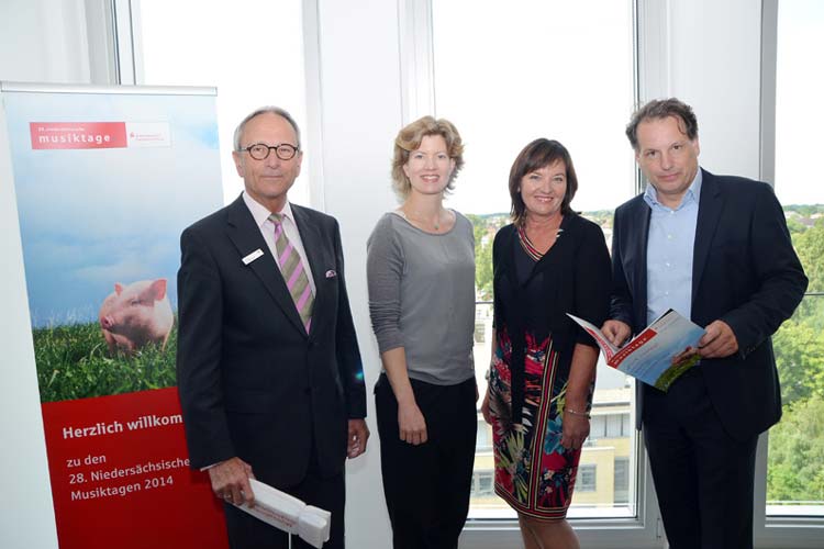 LzO-Vorstandschef Martin Grapentin, Katrin Zagrosek, Intendantin der Musiktage, Pressesprecherin der Musiktage Martina Fragge und Christian Firmbach, designierter Intendant des Oldenburgischen Staatsthesaters, stellten das Programm der Niedersächsischen Musiktage 2014 vor.