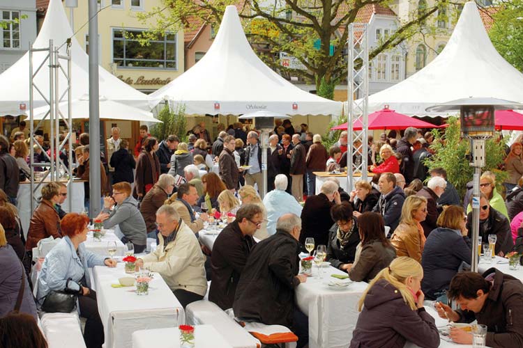Fünf Tage lang laden Köche der Region bei Oldenburg kocht auf dem Schlossplatz zum Probieren ein. Und auch die Prominenz deutscher Küchen zeigen ihr Können