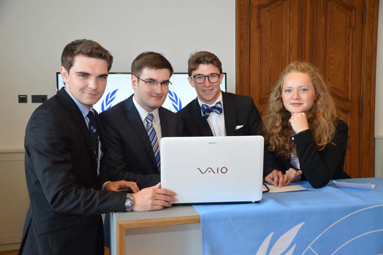 Julian Maskow, Gareth Edwards, Onno Winters und Kim Louisa Eickmeyer informierten über die OLMUN 2014.