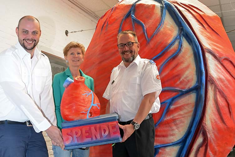 Dieses Riesenherz mit 500 Quadraten, das Carsten Wessels, Deliane Rohlfs und Dirk Sandleben jetzt präsentierten, soll auf dem Schlossplatz im Rahmen der Aktion Kunst im Blutbeklebt werden.