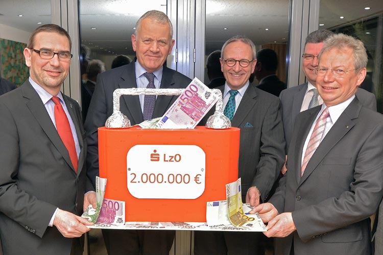Martin Grapentin und Gerhard Fiand vom LzO-Vorstand freuen sich gemeinsam mit den Landräten Sven Ambrosy, Hans Eveslage und Jörg Bensberg über die Kapitalerhöhung der LzO-Stiftungen.