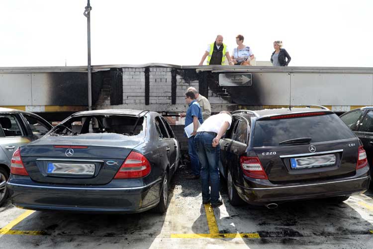 Nach einem Autobrand im Parkhaus am Waffenplatz Oldenburg haben Brandermittler sofort ihre Arbeit aufgenommen.