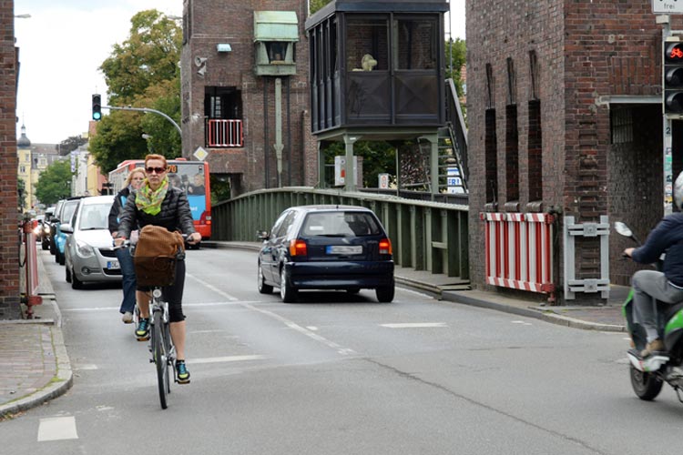 Dieses Bild wird es ab sofort in Oldenburg häufiger geben. Autofahrer fahren hinter Radfahrern her, insbesondere dort, wo die Straßen – wie hier auf der Cäcilienbrücke – eng sind und das Überholen unmöglich ist.