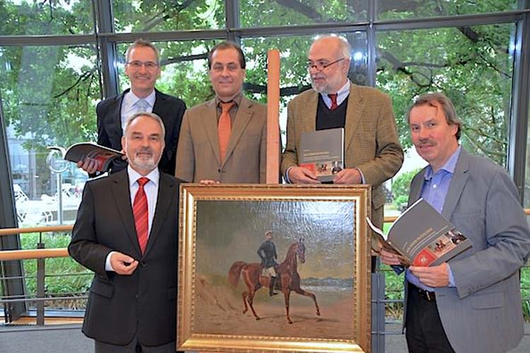 Verleger Florian Isensee, Direktor des Oldenburger Stadtmuseums Dr. Friedrich Scheele, Autor Udo Elerd, Landschaftspräsident Thomas Kossendey und Dr. Michael Brandt, Geschäftsführer der Oldenburgischen Landschaft, während der Buchvorstellung Aus einem Reiterleben vor dem Bild von Emil Volkers. Es zeigt den Stallmeister Friedrich Rumpf.