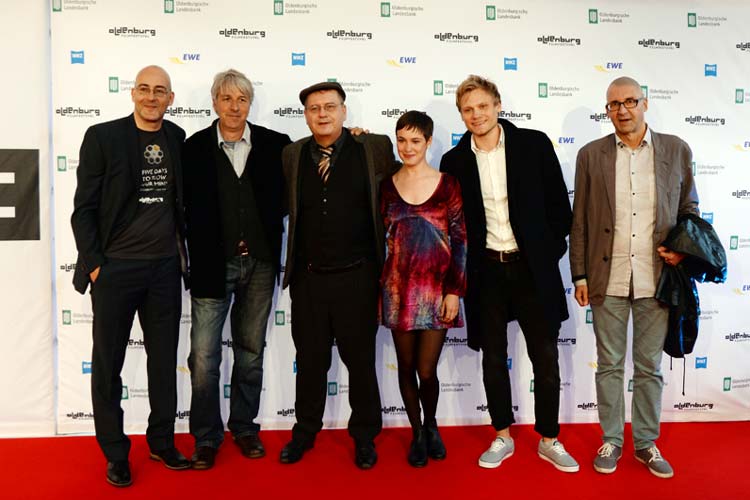 Filmfestchef Torsten Neumann begrüßte Produzent Jost Hering, Regisseur Christian Frosch, Schauspielerin Victoria Schulz, Schauspieler Anton Spieker und Co-Produzent Mathias Vorberg.
