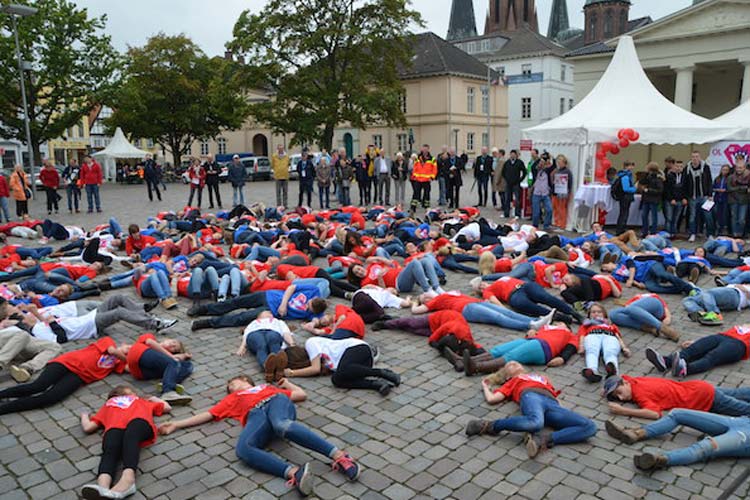 Schüler demonstrierten beim Aktionstag Oldenburg rettet Leben auf dem Schlossplatz eindrucksvoll den Flashmob Herzstillstand.