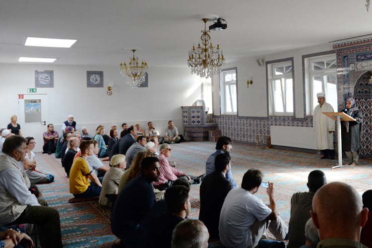 Am Freitag, 19. September, beteiligten sich die Gemeindemitglieder der DITIB Oldenburg Haci Bayram-Moschee im Anschluss an das muslimische Freitagsgebet an einer bundesweiten Mahnwache und Friedenskundgebung gegen Hass und Gewalt.