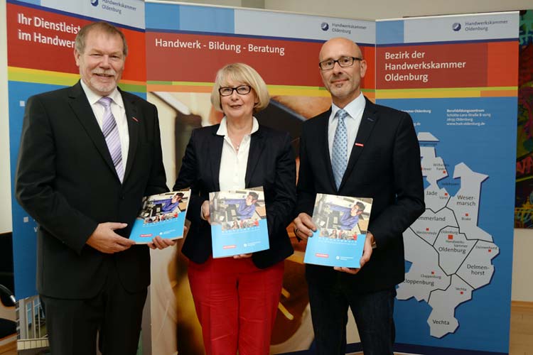 Kammerpräsident Manfred Kurmann, Dr. Christa Hülsebus-Wagner, Geschäftsführerin des Verlags Kommunikation und Wirtschaft, und der stellvertretende HWK-Hauptgeschäftsführer Heiko Henke stellten heute das neue Buch über das Handwerk vor.