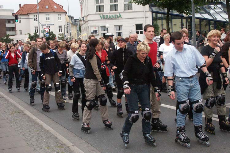 Die Initiative Bike & Inliner Nights lädt zu ihrer letzten Mittwochstour in diesem Jahr ein. Diesmal geht es rund 15 Kilometer durch das Oldenburger Stadtgebiet. Wie die Initiative mitteilt, soll wiederholt für den Ausbau von Radwegen demonstriert werden.