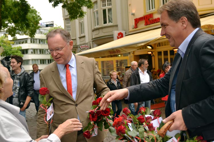 Gemeinsam mit Ministerpräsident Stephan Weil verteilte Jürgen Krogmann rote Rosen in der Oldenburger Innenstadt.