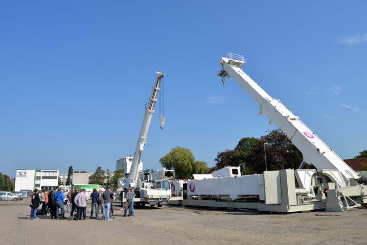 Das Riesenrad hat seinen Platz auf dem Kramermarktsgelände schon bezogen.