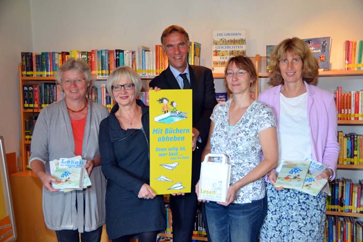 tellten das Lesezeichen für die Schulanfänger vor: Bischof Jan Janssen und die Leiterin der Evangelischen Büchereiarbeit der oldenburgischen Kirche, Margarethe Schöbel, mit den ehrenamtlichen Mitarbeiterinnen Gabriele Diekmann-Dröge, Julia Becker und Christine Behrmann.