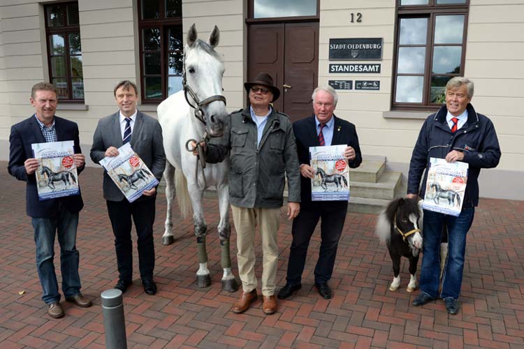 Manfred Büter, Vorsitzender der RFO, Dr. Gero Büsselmann, stellvertretender Vorsitzender der Fördergemeinschaft Oldenburger Pferdesport e.V., Andreas Hunger, Reit- und Fahrschule Oldenburg, Organisator Helmut Fokkena und Michael George, 1. Vorsitzender des Reiterverbandes Oldenburg, sind sich sicher, dass das Wetter beim Oldenburger Pferdetag in diesem Jahr mitspielt.