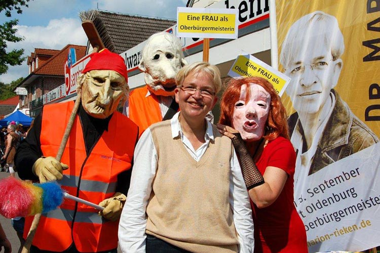 Wenn die Masken-Menschen Marion Rieken beim Wahlkampf begleiteten, sorgen sie für viel Aufmerksamkeit