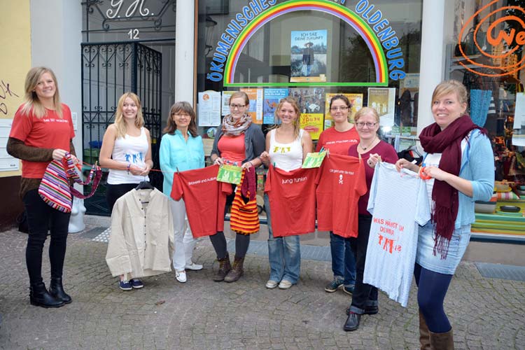 Auf ihrer Wäscheleine hängt fair produzierte Kleidung (von links): Christiane Doerfel, Johanna Bremermann, Lena Gerken, Amelie Gossens, Lise Doppler, Walburga Han und Julia von Döllen. Mit ihrem Projekt Was hängt an deiner Wäscheleine klären sie in der Oldenburger Innenstadt über fair produzierte und gesunde Kleidung auf.