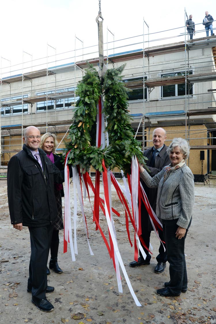 Meik Möllers, Leiter des Uni-Gebäudemanagements, Stadtbaurätin Gabriele Nießen, Klaus Wieting, Leiter des Staatlichen Baumanagements Ems-Weser und Prof. Dr. Katharina Al Shamery, Kommissarische Universitätspräsidentin, sprachen die offiziellen Worte zum Richtfest des neuen Universitätscampus in Oldenburg Wechloy.