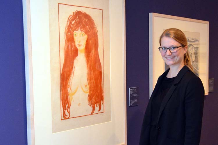 Kuratorin Anna Heckötter vor Edvard Munchs Weib mit rotem Haar und grünen Augen von 1901.