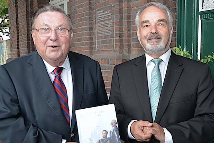 Horst-Günter Lucke und Thomas Kossendey stellten das Buch Geschichte des Oldenburger Landes vor.