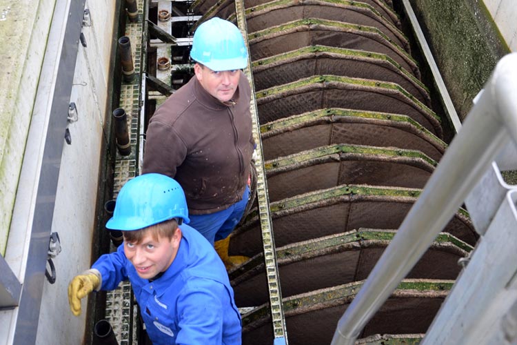 Durch Tuchfiltrierung, wie hier in der Kläranlage in Oldenburg zu sehen, können 97 Prozent der Plastikpartikel zurückgehalten werden.