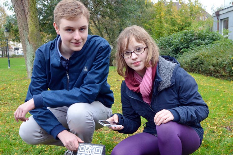 Lucas Adler und Antonia van Duijn stellen die Steinstele vor. Mit Hilfe der QR-Codes soll in Oldenburg ein wichtiges Zeichen gegen Rassismus, Fremdenfeindlichkeit und Faschismus gesetzt werden.