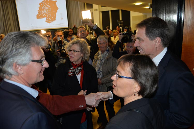 Auch der noch bis zum 31. Oktober amtierende Oberbürgermeister Dr. Gerd Schwandner gratulierte seinem Nachfolger Jürgen Krogmann zum Wahlsieg.