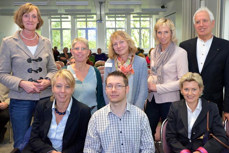 Birgit Voß und Rita Wick vom Vorstand des Versorgungsnetzes Gesundheit führten durch die Veranstaltung Hilfe annehmen, Hilfe gestalten und begrüßten als Referenten Ilka Haupt, Regina Schmidt und Wolfgang Bartels sowie Martina Hasseler, Carsten Kruse und Sigrid Wilmink.