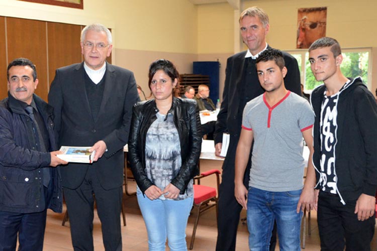 Sahap Dag dankte Weihbischof Heinrich Timmerevers und Bischof Jan Janssen für ihren Besuch im Yezidischen Forum Oldenburg. Hanan Ravo Ali, Falah Hasan Khudida und sein Bruder Salah Hasan Khudida schilderten ihre Flucht vor wenigen Wochen aus dem Sinjar-Gebirge.
