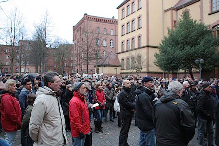 Jedes Jahr am 10. November erinnern die Oldenburger an den Judengang und gehen ihn nach.