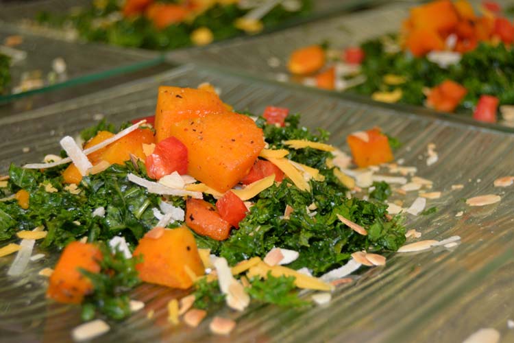 Kale-Salat mit Kürbis, der viel Gutes in sich hat: Grünkohl liefert Vitamin A und C in großen Mengen, ist kalorienarm, reich an Kalzium und enthält Omega-3-Fettsäuren, Folsäure und Ballaststoffe.