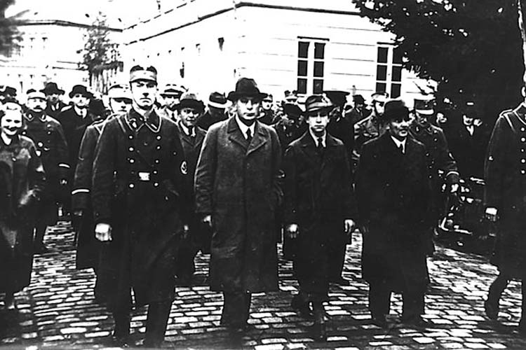 Vom 9. auf den 10. November 1938 wurden jüdische Männer von den Nazis durch die Stadt Oldenburg zum Gefängnis getrieben.