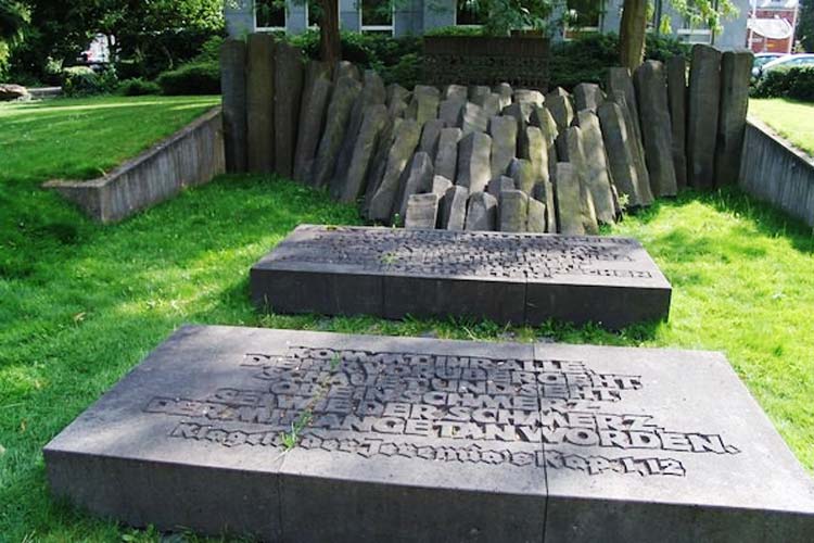 Der Erinnerungsgang führt auch am Mahnmal an der Peterstraße vorbei. Hier hat einst die Synagoge gestanden, die in der Reichspogromnacht von den Nazis angezündet wurde.