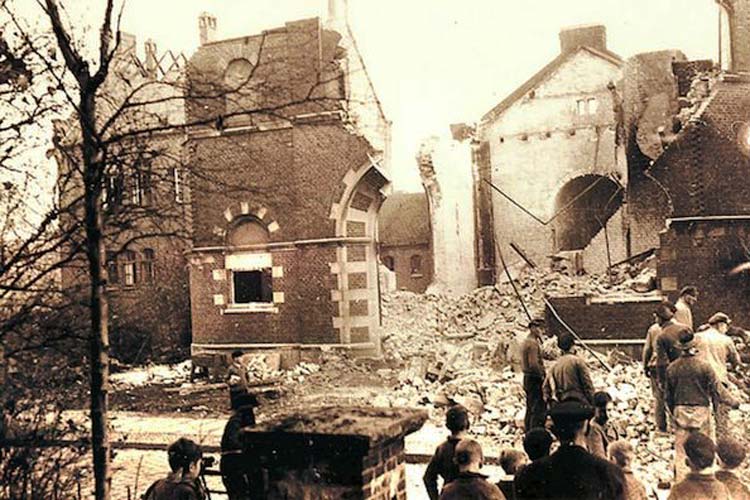 An der brennenden Synagoge sind die jüdischen Männer in der Nacht vom 9. auf den 10. November vorbeigetrieben worden.