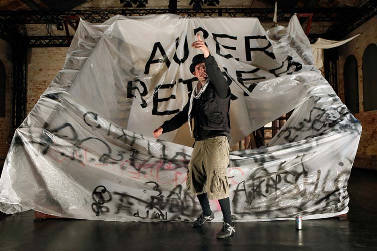 Das Oldenburgische Staatstheater feiert die Premiere von Protestsong – die deutschsprachige Erstaufführung eines Stücks des Autors Tim Price, der damit die Occupy-Bewegung zum Thema gemacht hat.