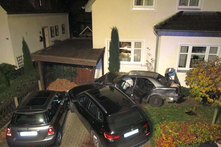 Am Samstagabend meldeten gleich mehrere Anrufer einen Verkehrsunfall in der Schützenhofstraße in Oldenburg-Osternburg. Ein Autofahrer war mit einem Mercedes von der Fahrbahn abgekommen. Er durchbrach Zäune und beschädigte mehrere Fahrzeuge bis er mit seinem Wagen zum Stillstand kam.