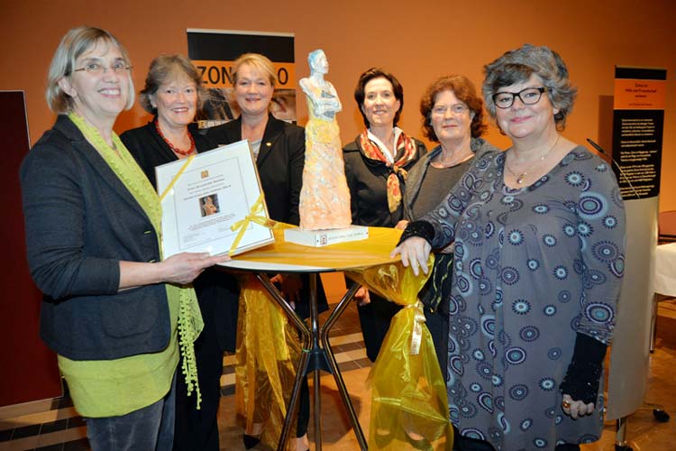 Im Rahmen der diesjährigen Benefizveranstaltung des Zonta Clubs Oldenburg wurde Brunhilde Becker der regionale Wanderpreis Zonta-Frau des Jahres im EWE Forum Alte Fleiwa verliehen.