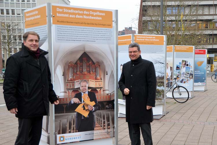 Jürgen Krogmann und Jörg Bensberg eröffneten die Wanderausstellung der Metropolregion Nordwest am Oldenburger Hauptbahnhof.