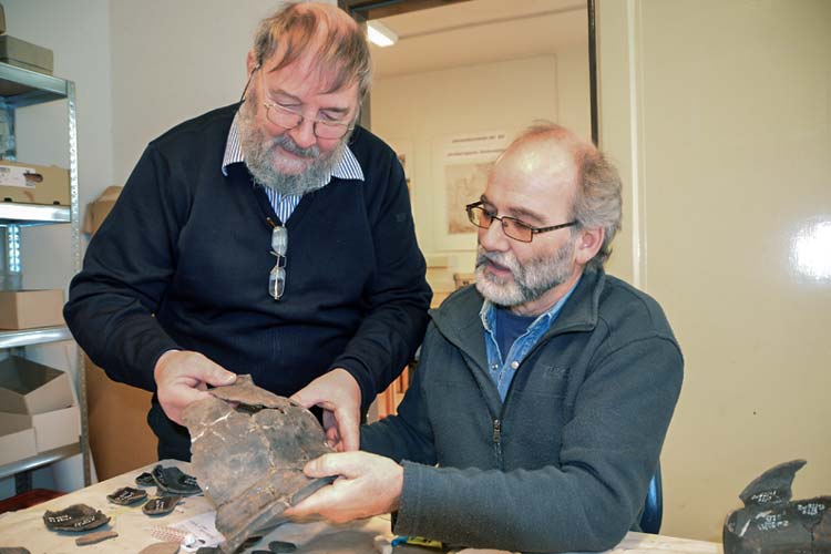 Der einstige Bezirksarchäologe Dr. Jörg Eckert leitet die Arbeitsgemeinschaft Archäologie der Oldenburgischen Landschaft und gibt sein Wissen an die Hobbyarchäologen weiter.