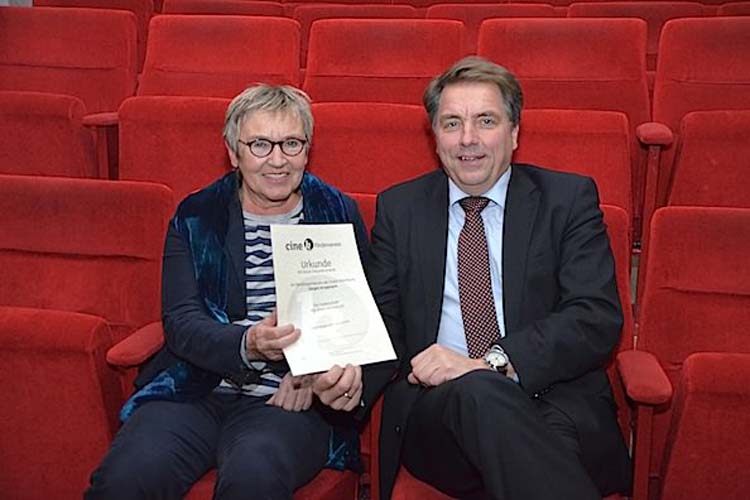 Helga Wilhelmer, Vorsitzende des Fördervereins, überreichte Oberbürgermeister Jürgen Krogmann die erste Urkunde und gab damit den offiziellen Startschuss für die Stuhlpatenschaften im Oldenburger Cine k.