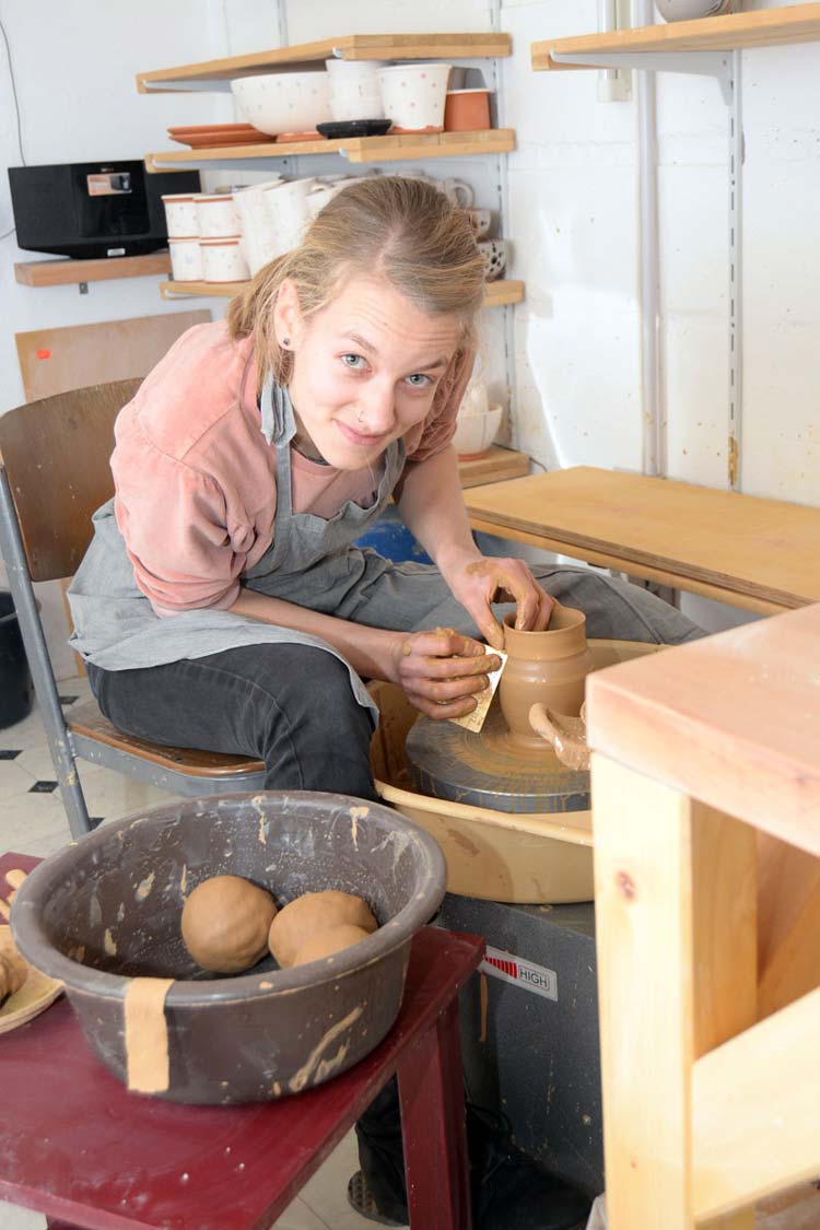 Die Oldenburgerin Frauke Abel absolvierte eine Keramikerausbildung. Heute ist sie Fraukeramik und auf den wichtigen Töpfermärkten vertreten.