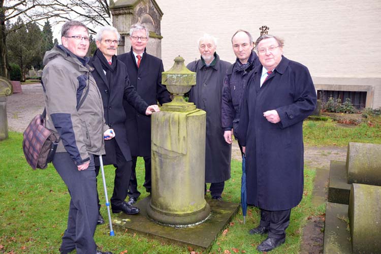 Martin Frebel, Vorsitzender des Friedhofsausschusses, Harald Lesch, Vorsitzender der VR-Stiftung, Reinhard Nannemann, Vorstand der Volksbank Oldenburg, Jobst Seeber, Vorsitzender des Gemeindekirchenrates Oldenburg, Dr. Jörgen Welp von der Oldenburgischen Landschaft, sowie Horst-Günter Lucke, SOK-Präsident vor der Grabsäule für Johann Hermann Detmers.