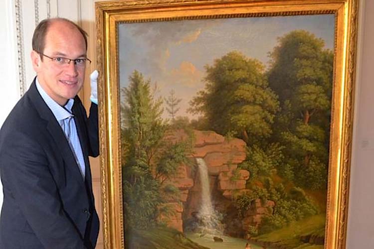 Prof. Dr. Rainer Stamm präsentiert im Oldenburger Landesmuseums für Kunst und Kulturgeschichte das Gemälde von Ludwig Philipp Strack, einer Schenkung aus einer Privatsammlung in Schleswig-Holstein.