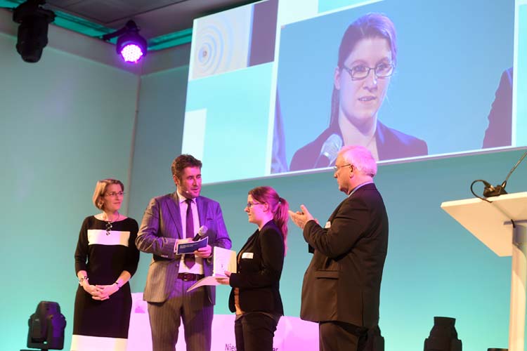Ann-Kathrin Brüsker von oeins wurde in Hannover mit dem Niedersächsischen Medienpreis ausgezeichnet.