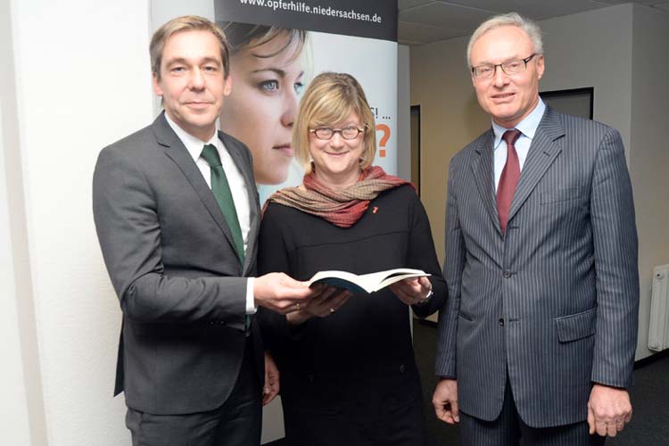 Dr. Horst Freels, AJSD-Leiter und Geschäftsführer der Stiftung Opferhilfe Niedersachsen, Justizministerin Antje Niewisch-Lennartz und OLG-Präsident Dr. Gerhard Kircher im Gespräch.