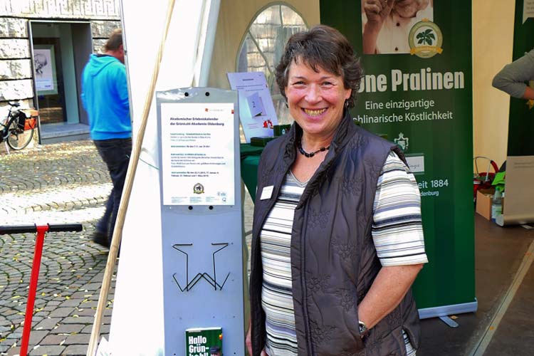 Die Grünkohl-Akademie Oldenburg der Oldenburg Tourismus & Marketing GmbH bietet erstmals den Kochkurs Local Cooking mit Rita Büsing an.